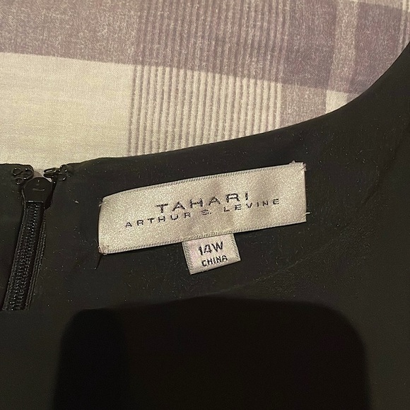 Tahari ASL Women's
Sleeveless Round Neck Feather
Trim Shift Dress size 14W - Picture 3 of 3